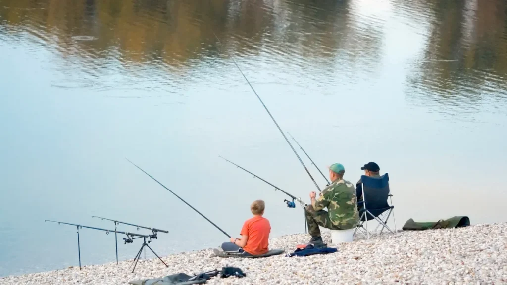 memancing di danau